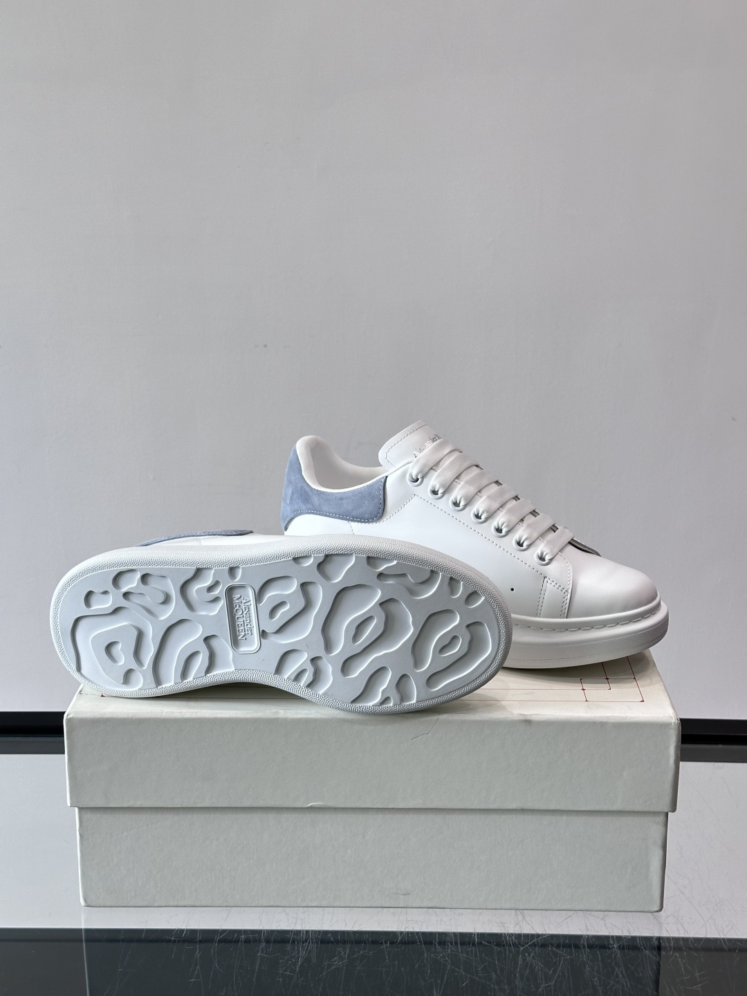 ✨这款Alexander McQueen小白鞋，白色真皮鞋面+蓝色尾，辨识度超高！厚底设计隐形增高约4c