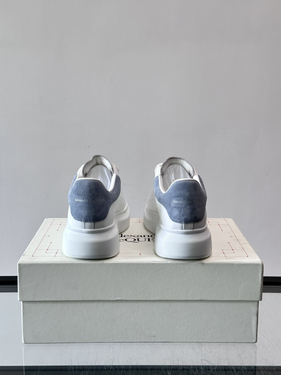 ✨这款Alexander McQueen小白鞋，白色真皮鞋面+蓝色尾，辨识度超高！厚底设计隐形增高约4c