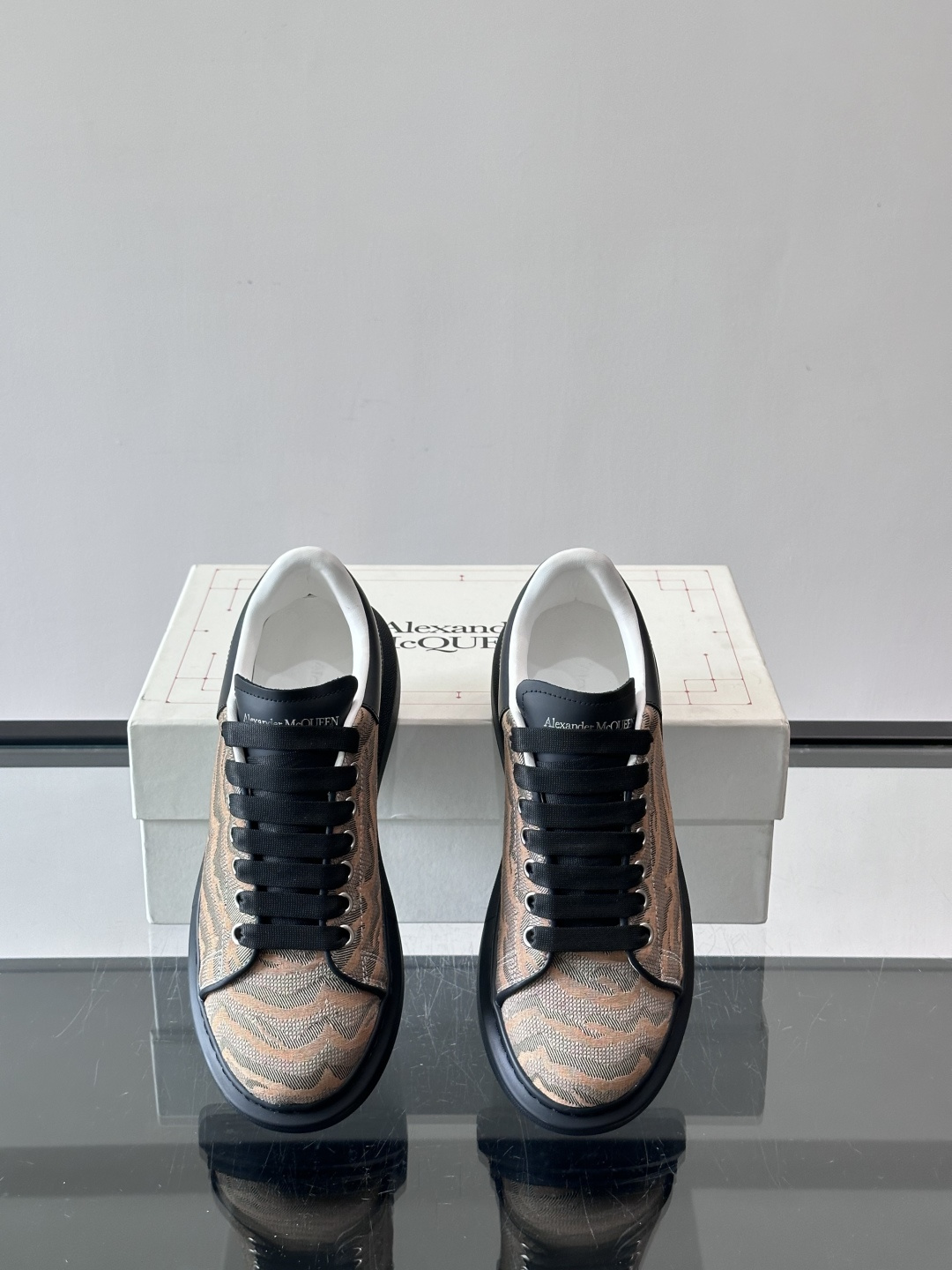 𝐀𝐥𝐞𝐱𝐚𝐧𝐝𝐞𝐫 𝐌𝐜𝐐𝐮𝐞𝐞𝐧# 麦昆当之无愧算是小白鞋里的经典之王 市面上做的人也确实不在少数，版