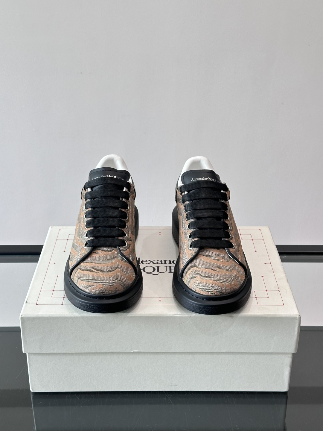 𝐀𝐥𝐞𝐱𝐚𝐧𝐝𝐞𝐫 𝐌𝐜𝐐𝐮𝐞𝐞𝐧# 麦昆当之无愧算是小白鞋里的经典之王 市面上做的人也确实不在少数，版