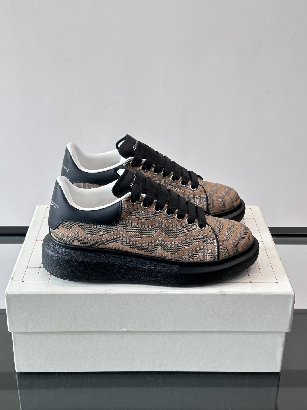 𝐀𝐥𝐞𝐱𝐚𝐧𝐝𝐞𝐫 𝐌𝐜𝐐𝐮𝐞𝐞𝐧# 麦昆当之无愧算是小白鞋里的经典之王 市面上做的人也确实不在少数，版