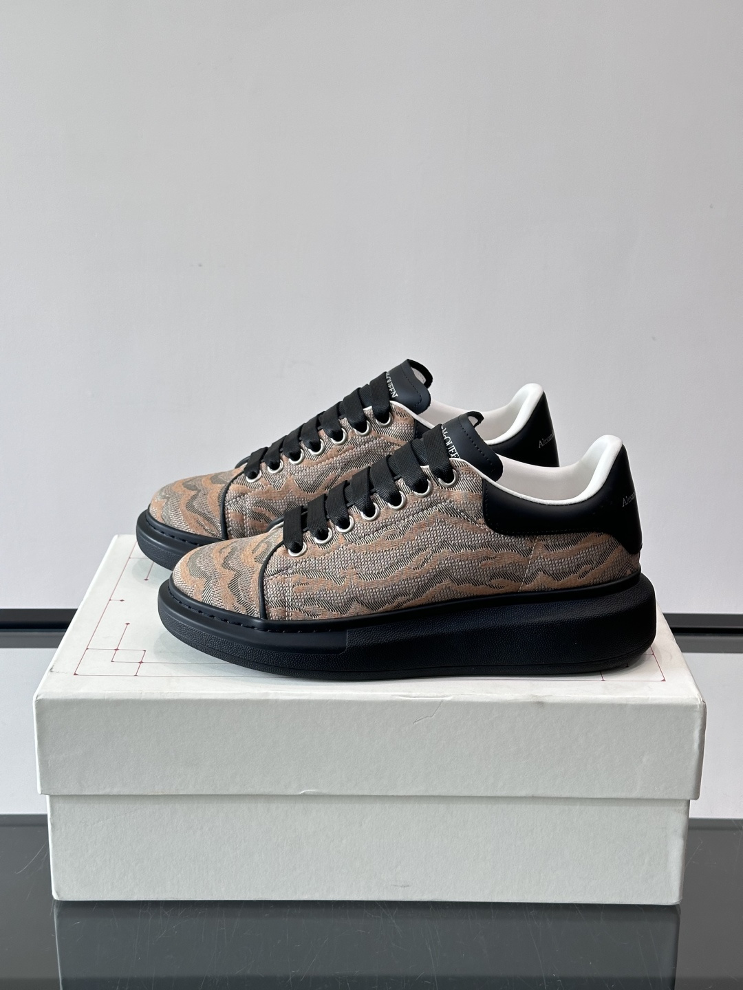 𝐀𝐥𝐞𝐱𝐚𝐧𝐝𝐞𝐫 𝐌𝐜𝐐𝐮𝐞𝐞𝐧# 麦昆当之无愧算是小白鞋里的经典之王 市面上做的人也确实不在少数，版