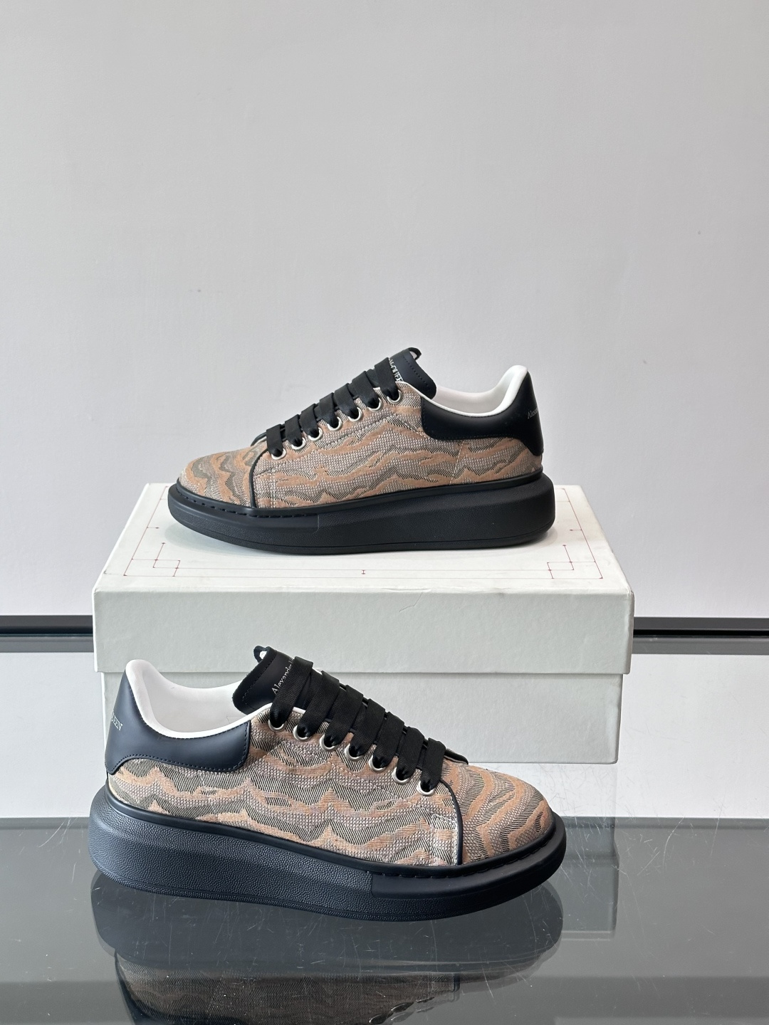 𝐀𝐥𝐞𝐱𝐚𝐧𝐝𝐞𝐫 𝐌𝐜𝐐𝐮𝐞𝐞𝐧# 麦昆当之无愧算是小白鞋里的经典之王 市面上做的人也确实不在少数，版