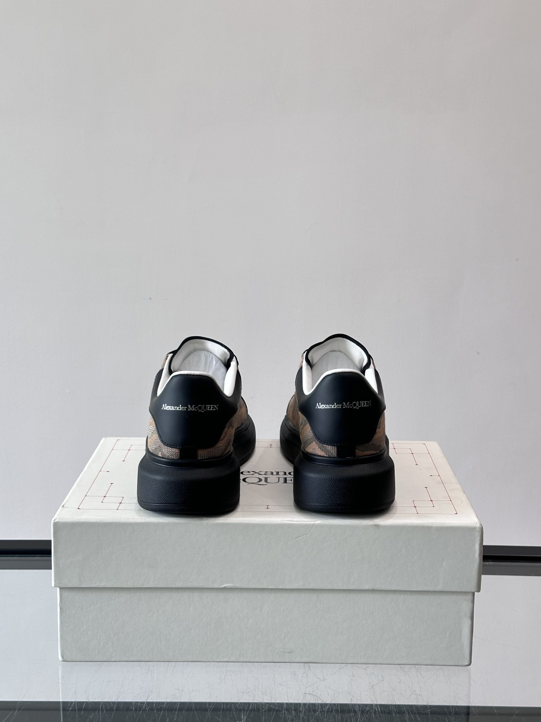 𝐀𝐥𝐞𝐱𝐚𝐧𝐝𝐞𝐫 𝐌𝐜𝐐𝐮𝐞𝐞𝐧# 麦昆当之无愧算是小白鞋里的经典之王 市面上做的人也确实不在少数，版