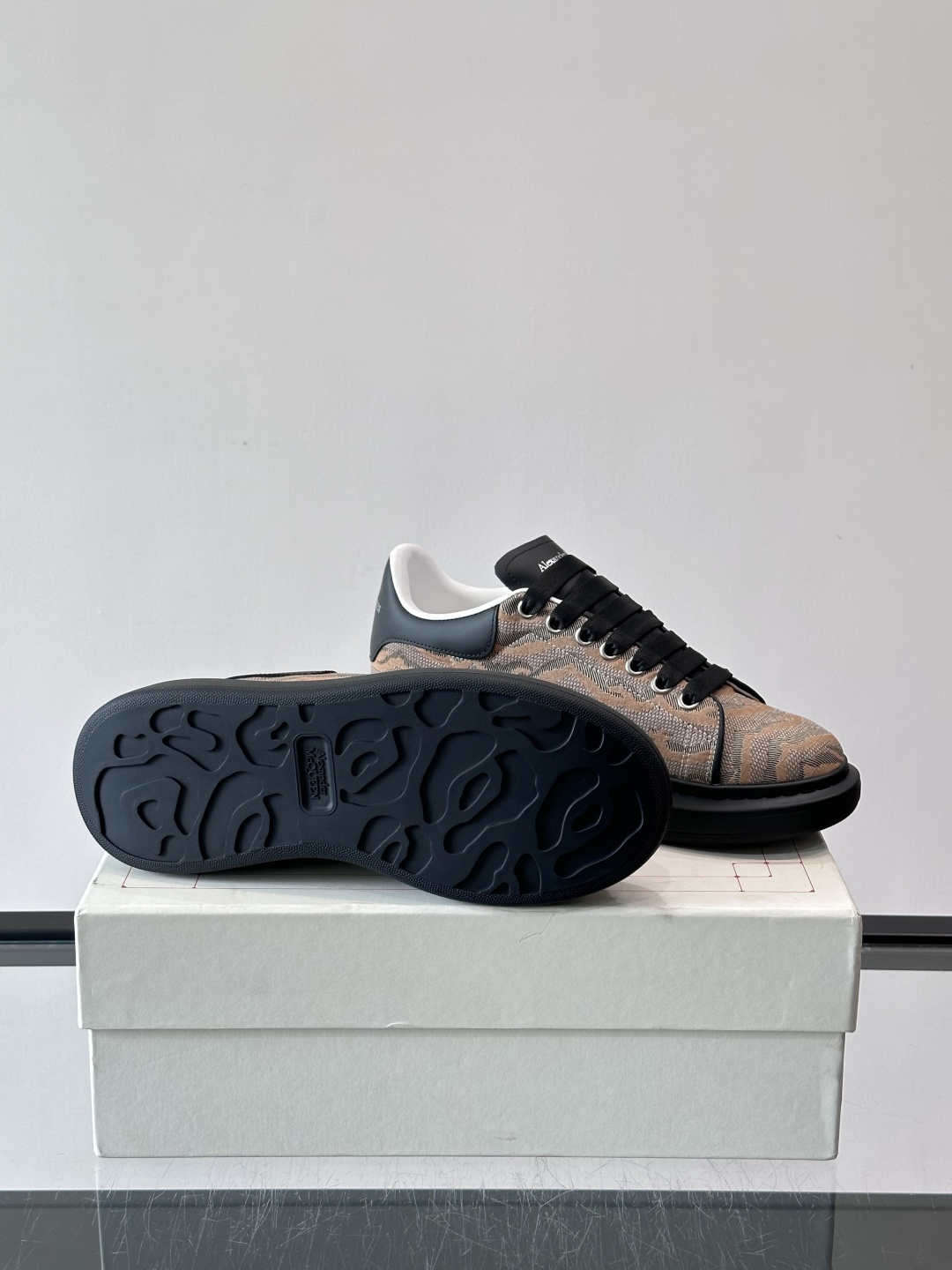 𝐀𝐥𝐞𝐱𝐚𝐧𝐝𝐞𝐫 𝐌𝐜𝐐𝐮𝐞𝐞𝐧# 麦昆当之无愧算是小白鞋里的经典之王 市面上做的人也确实不在少数，版