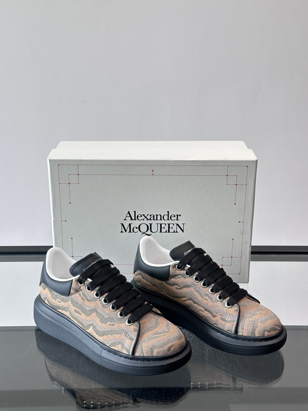 𝐀𝐥𝐞𝐱𝐚𝐧𝐝𝐞𝐫 𝐌𝐜𝐐𝐮𝐞𝐞𝐧# 麦昆当之无愧算是小白鞋里的经典之王 市面上做的人也确实不在少数，版