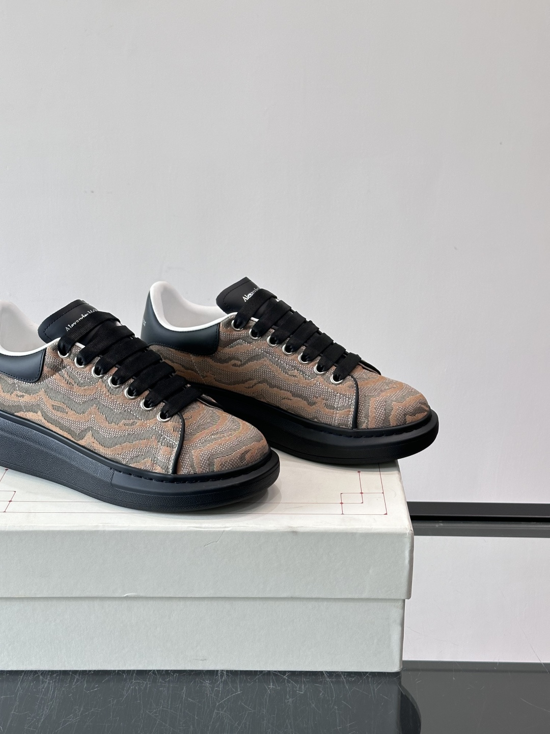 𝐀𝐥𝐞𝐱𝐚𝐧𝐝𝐞𝐫 𝐌𝐜𝐐𝐮𝐞𝐞𝐧# 麦昆当之无愧算是小白鞋里的经典之王 市面上做的人也确实不在少数，版