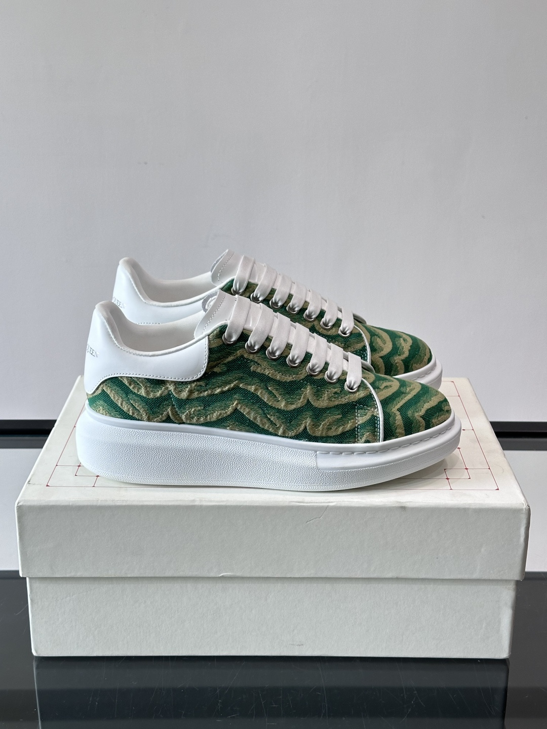 𝐀𝐥𝐞𝐱𝐚𝐧𝐝𝐞𝐫 𝐌𝐜𝐐𝐮𝐞𝐞𝐧# 麦昆当之无愧算是小白鞋里的经典之王 市面上做的人也确实不在少数，版