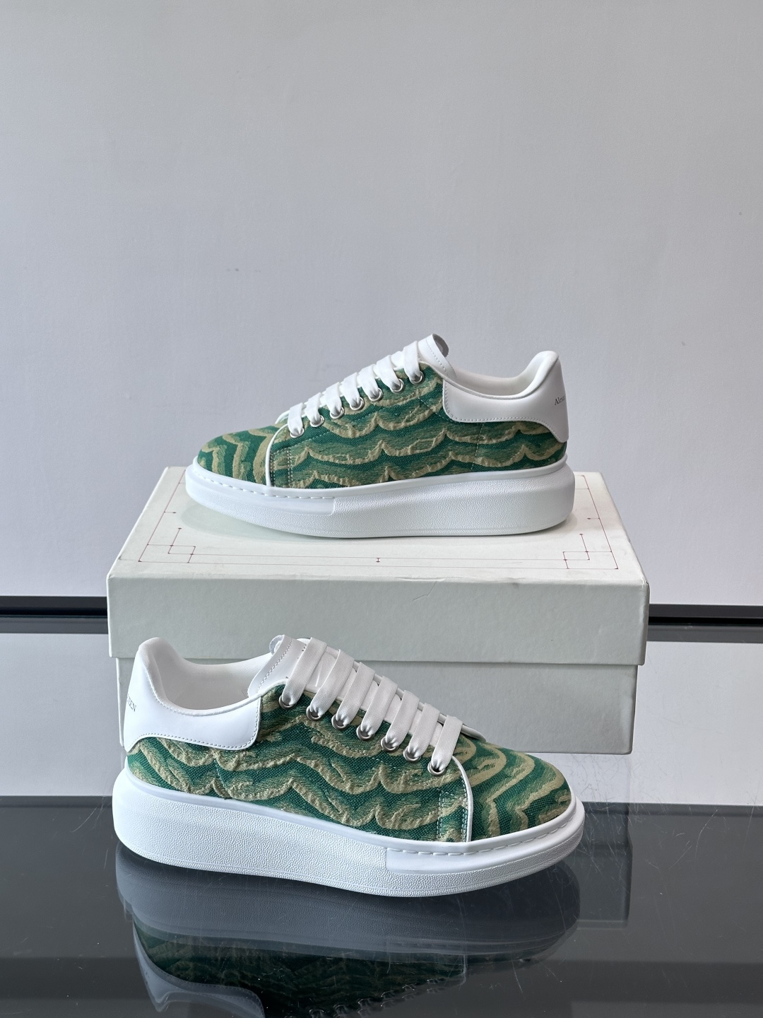 𝐀𝐥𝐞𝐱𝐚𝐧𝐝𝐞𝐫 𝐌𝐜𝐐𝐮𝐞𝐞𝐧# 麦昆当之无愧算是小白鞋里的经典之王 市面上做的人也确实不在少数，版