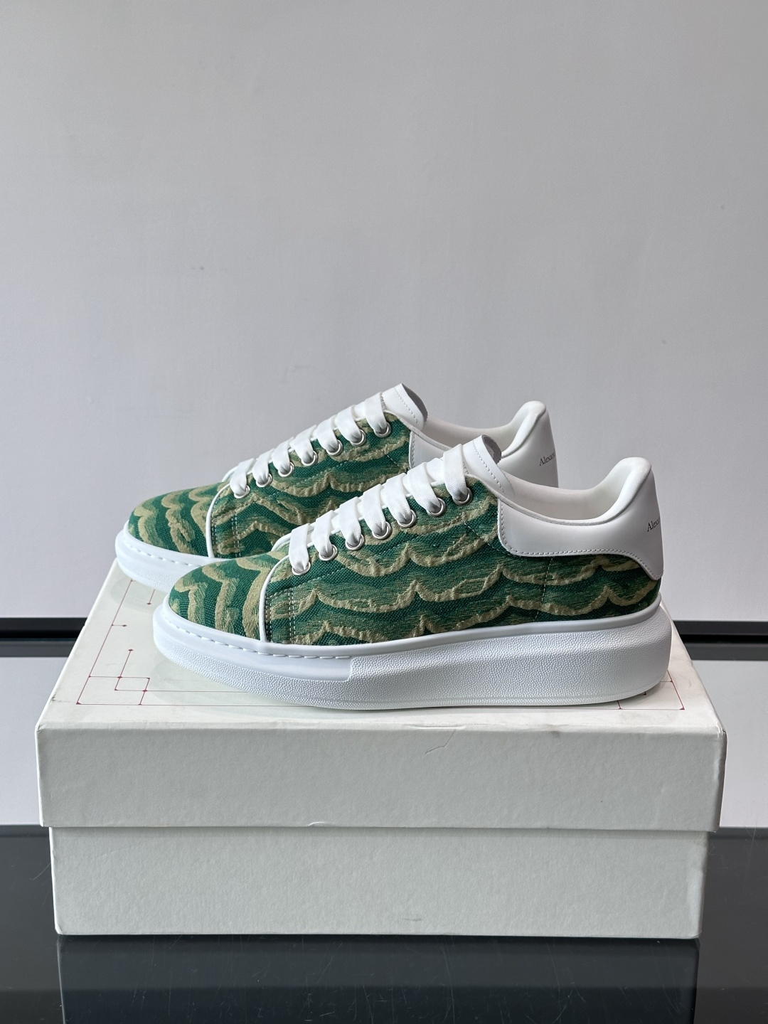 𝐀𝐥𝐞𝐱𝐚𝐧𝐝𝐞𝐫 𝐌𝐜𝐐𝐮𝐞𝐞𝐧# 麦昆当之无愧算是小白鞋里的经典之王 市面上做的人也确实不在少数，版