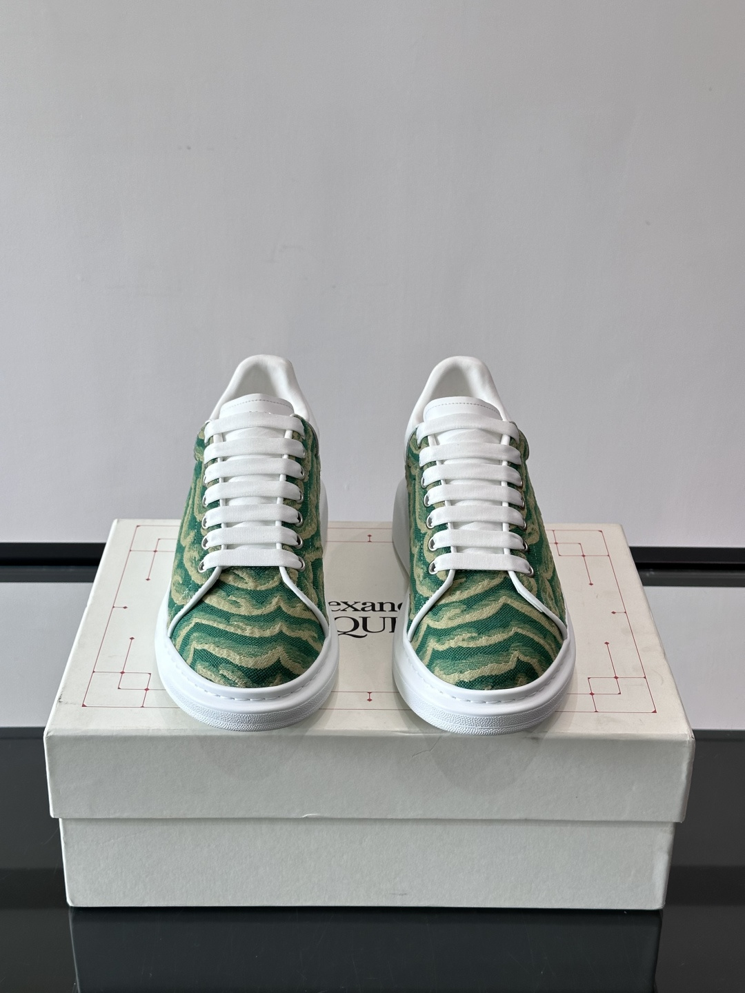 𝐀𝐥𝐞𝐱𝐚𝐧𝐝𝐞𝐫 𝐌𝐜𝐐𝐮𝐞𝐞𝐧# 麦昆当之无愧算是小白鞋里的经典之王 市面上做的人也确实不在少数，版