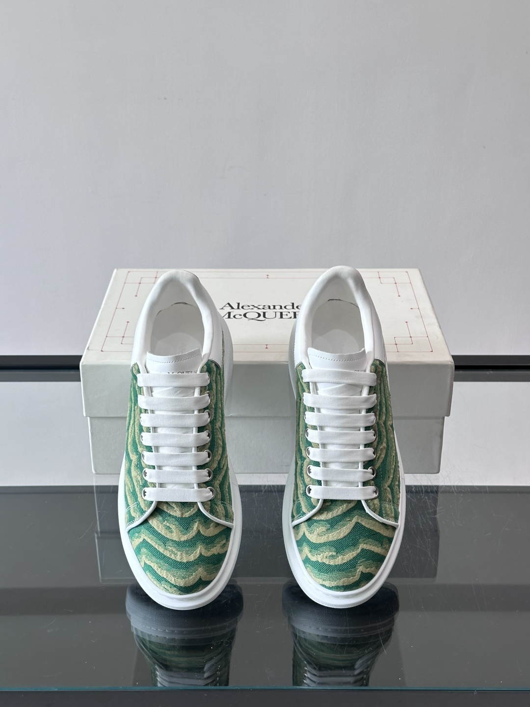 𝐀𝐥𝐞𝐱𝐚𝐧𝐝𝐞𝐫 𝐌𝐜𝐐𝐮𝐞𝐞𝐧# 麦昆当之无愧算是小白鞋里的经典之王 市面上做的人也确实不在少数，版