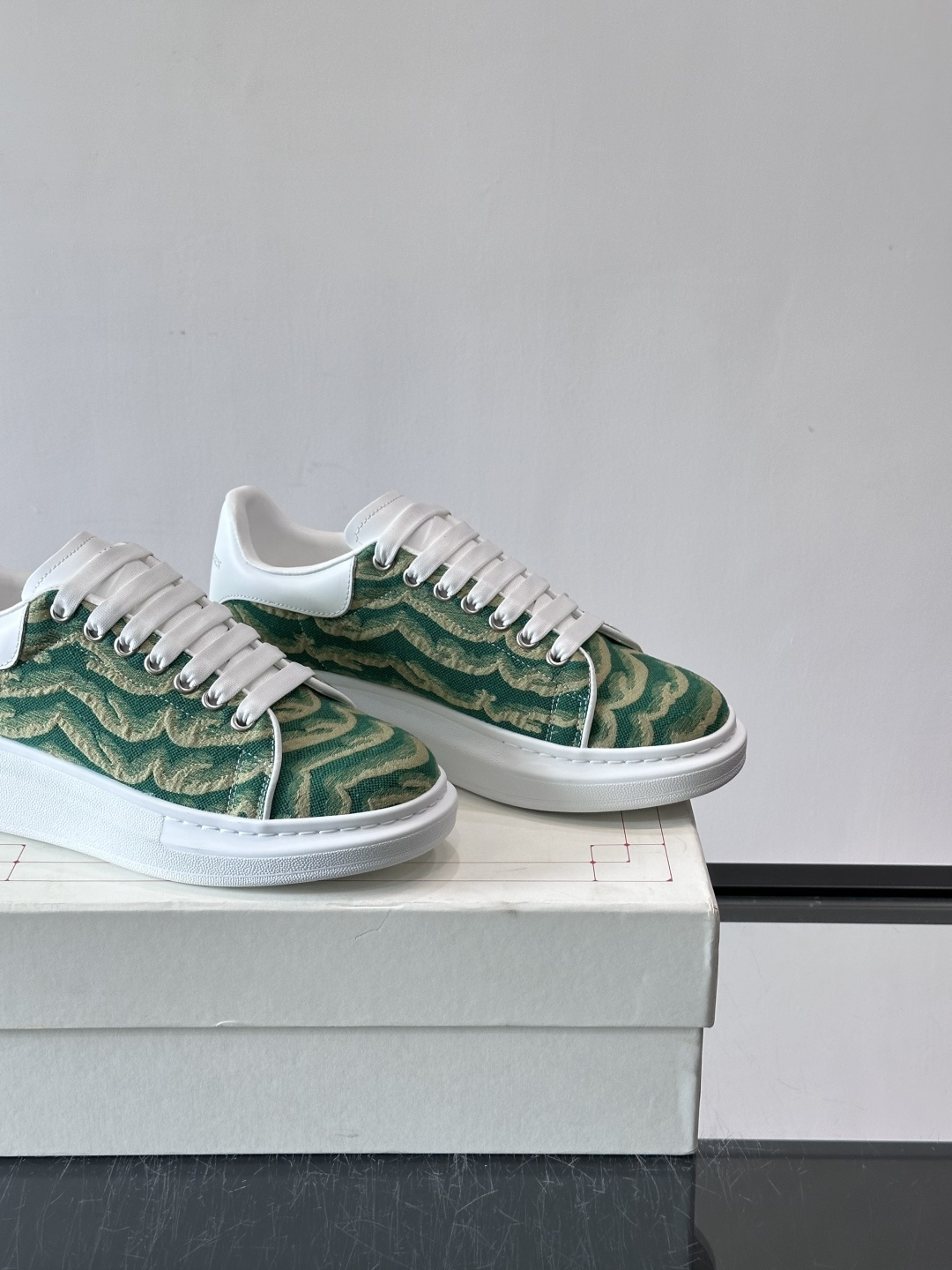 𝐀𝐥𝐞𝐱𝐚𝐧𝐝𝐞𝐫 𝐌𝐜𝐐𝐮𝐞𝐞𝐧# 麦昆当之无愧算是小白鞋里的经典之王 市面上做的人也确实不在少数，版