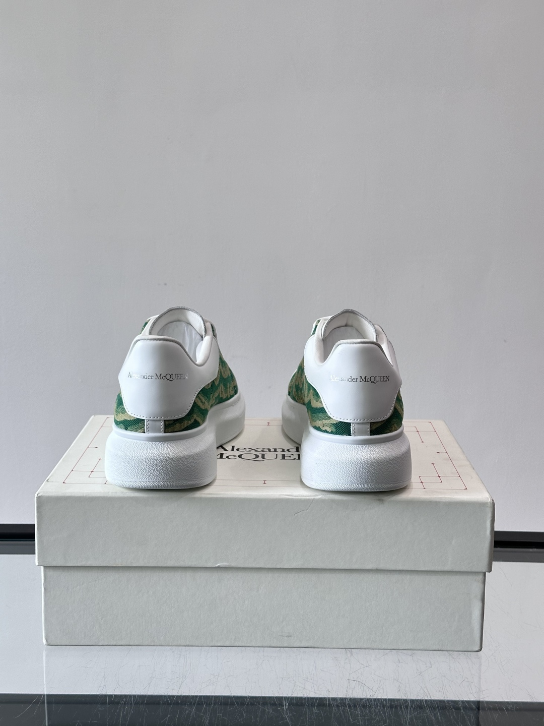 𝐀𝐥𝐞𝐱𝐚𝐧𝐝𝐞𝐫 𝐌𝐜𝐐𝐮𝐞𝐞𝐧# 麦昆当之无愧算是小白鞋里的经典之王 市面上做的人也确实不在少数，版