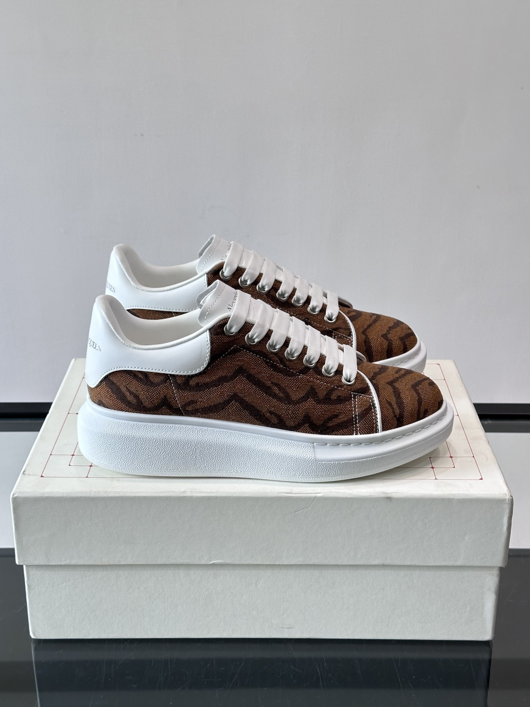 𝐀𝐥𝐞𝐱𝐚𝐧𝐝𝐞𝐫 𝐌𝐜𝐐𝐮𝐞𝐞𝐧# 麦昆当之无愧算是小白鞋里的经典之王 市面上做的人也确实不在少数，版