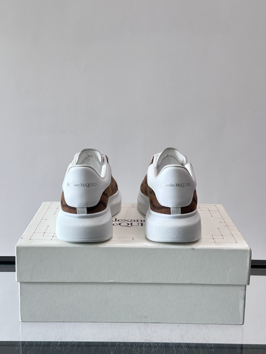 𝐀𝐥𝐞𝐱𝐚𝐧𝐝𝐞𝐫 𝐌𝐜𝐐𝐮𝐞𝐞𝐧# 麦昆当之无愧算是小白鞋里的经典之王 市面上做的人也确实不在少数，版