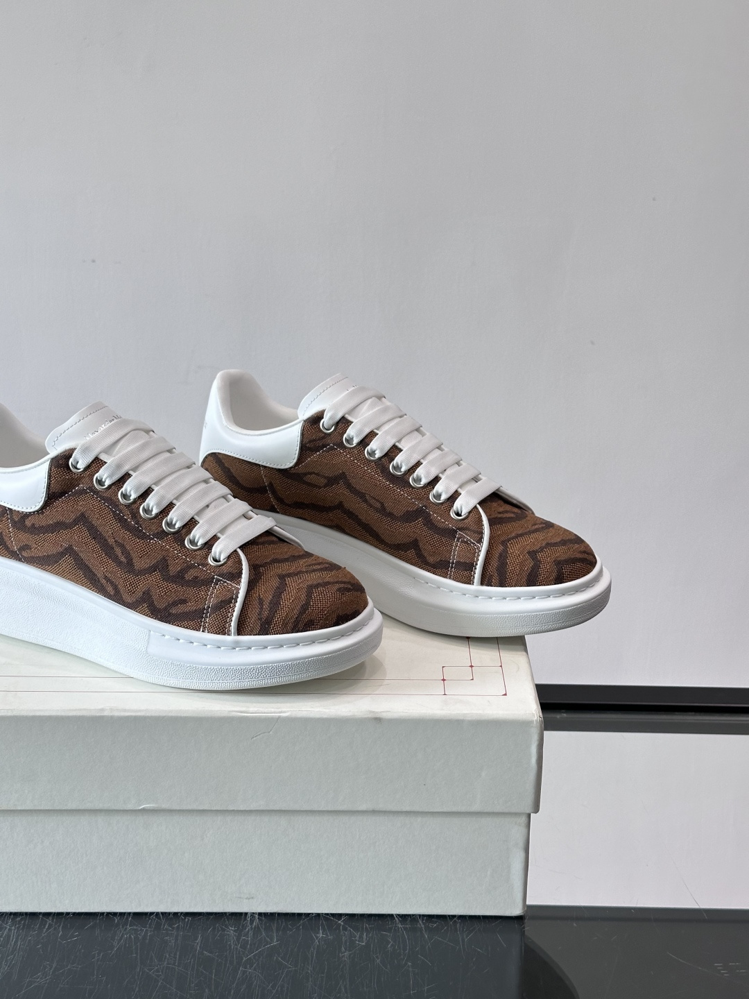 𝐀𝐥𝐞𝐱𝐚𝐧𝐝𝐞𝐫 𝐌𝐜𝐐𝐮𝐞𝐞𝐧# 麦昆当之无愧算是小白鞋里的经典之王 市面上做的人也确实不在少数，版