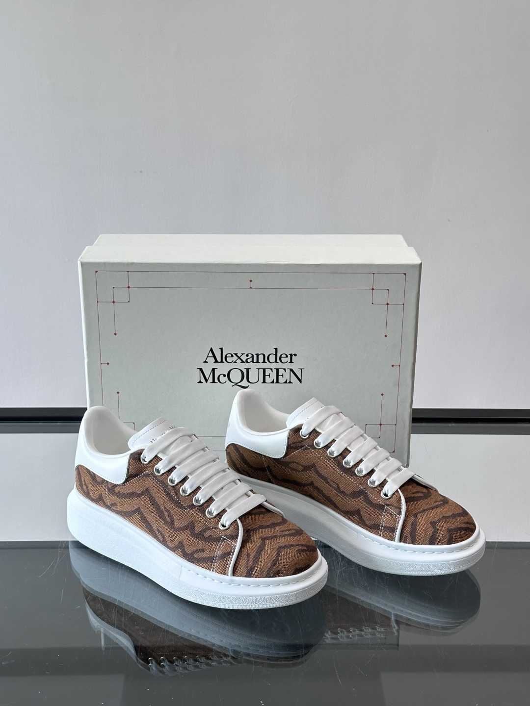 𝐀𝐥𝐞𝐱𝐚𝐧𝐝𝐞𝐫 𝐌𝐜𝐐𝐮𝐞𝐞𝐧# 麦昆当之无愧算是小白鞋里的经典之王 市面上做的人也确实不在少数，版