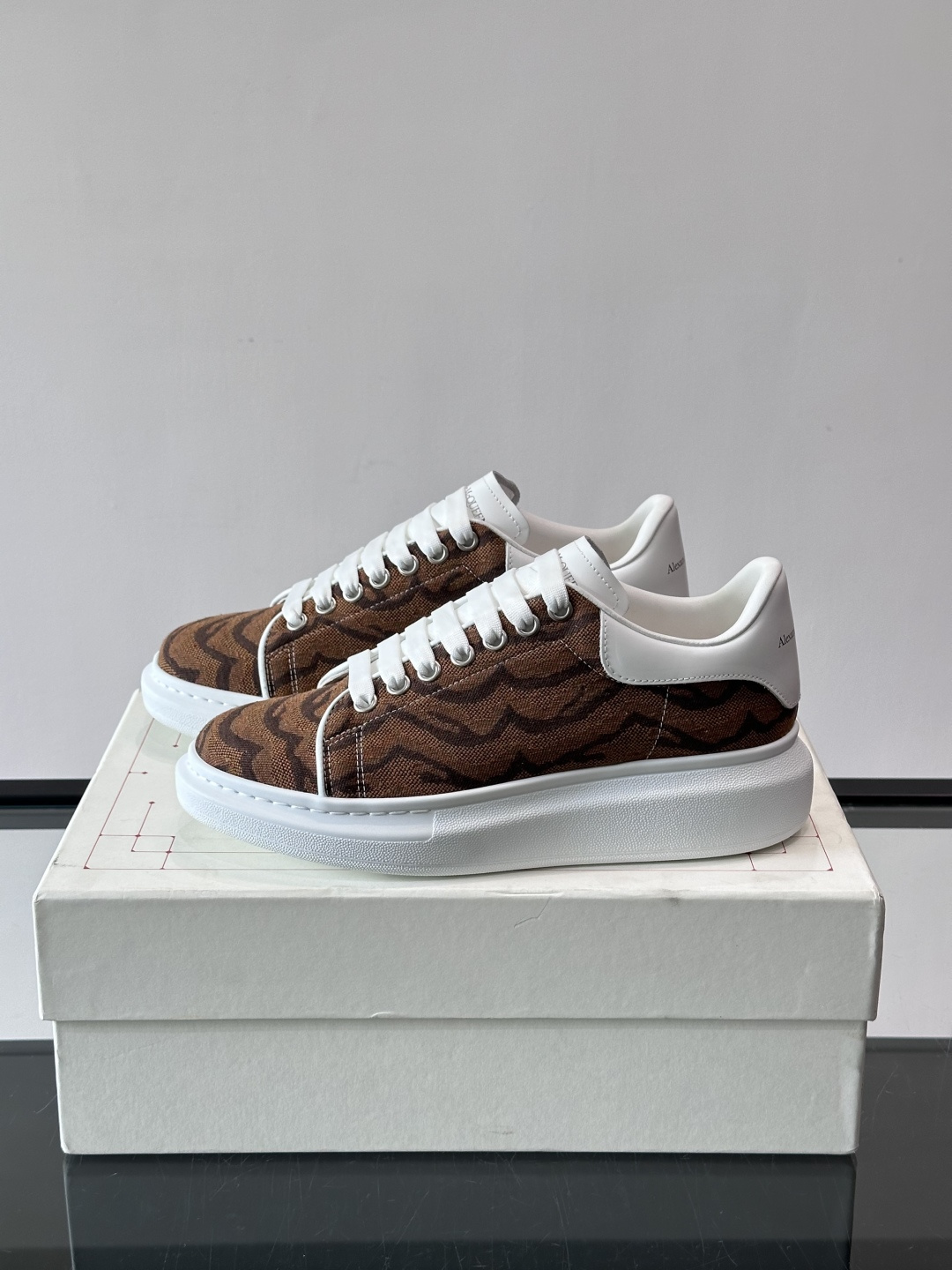 𝐀𝐥𝐞𝐱𝐚𝐧𝐝𝐞𝐫 𝐌𝐜𝐐𝐮𝐞𝐞𝐧# 麦昆当之无愧算是小白鞋里的经典之王 市面上做的人也确实不在少数，版