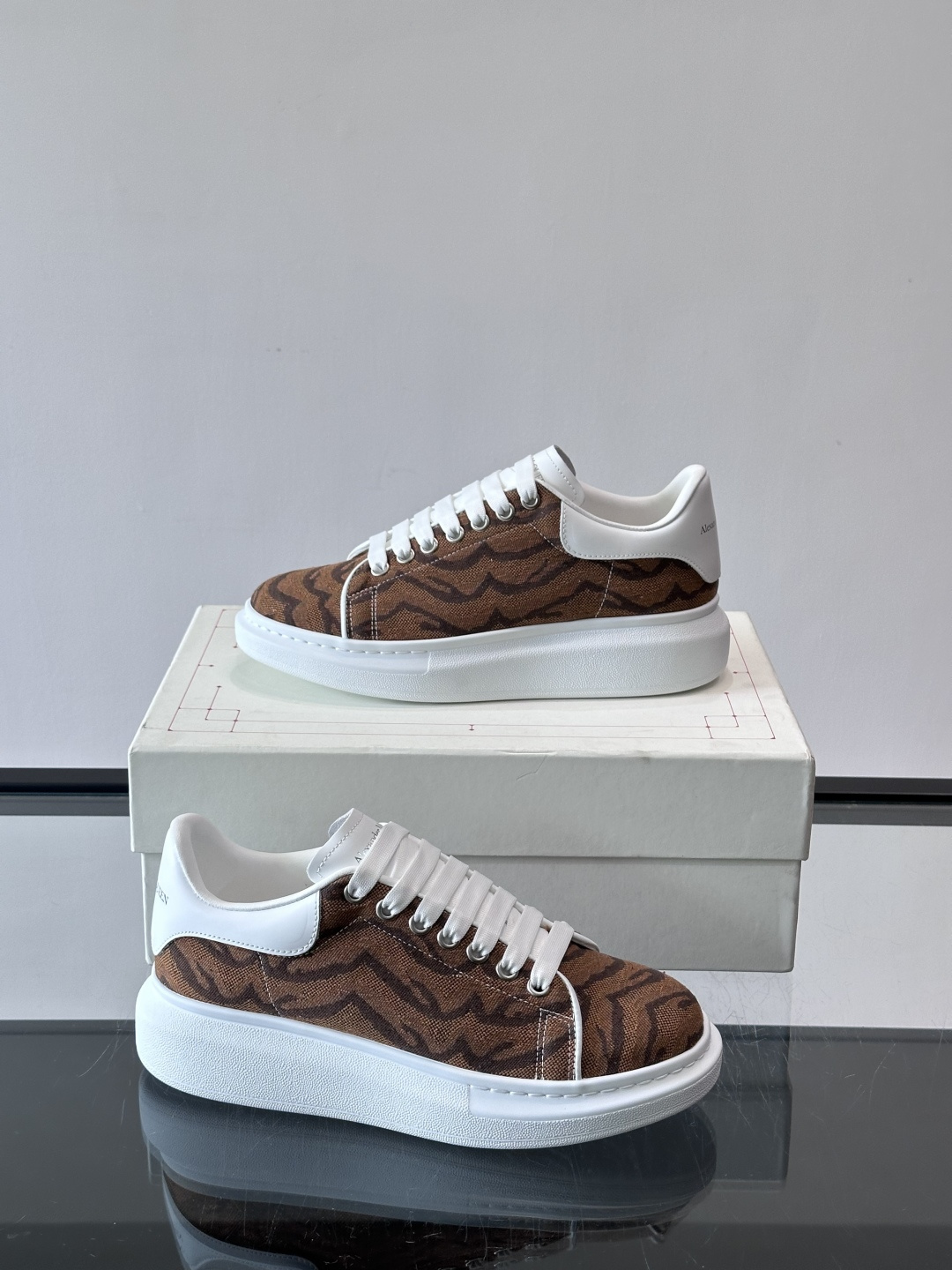 𝐀𝐥𝐞𝐱𝐚𝐧𝐝𝐞𝐫 𝐌𝐜𝐐𝐮𝐞𝐞𝐧# 麦昆当之无愧算是小白鞋里的经典之王 市面上做的人也确实不在少数，版