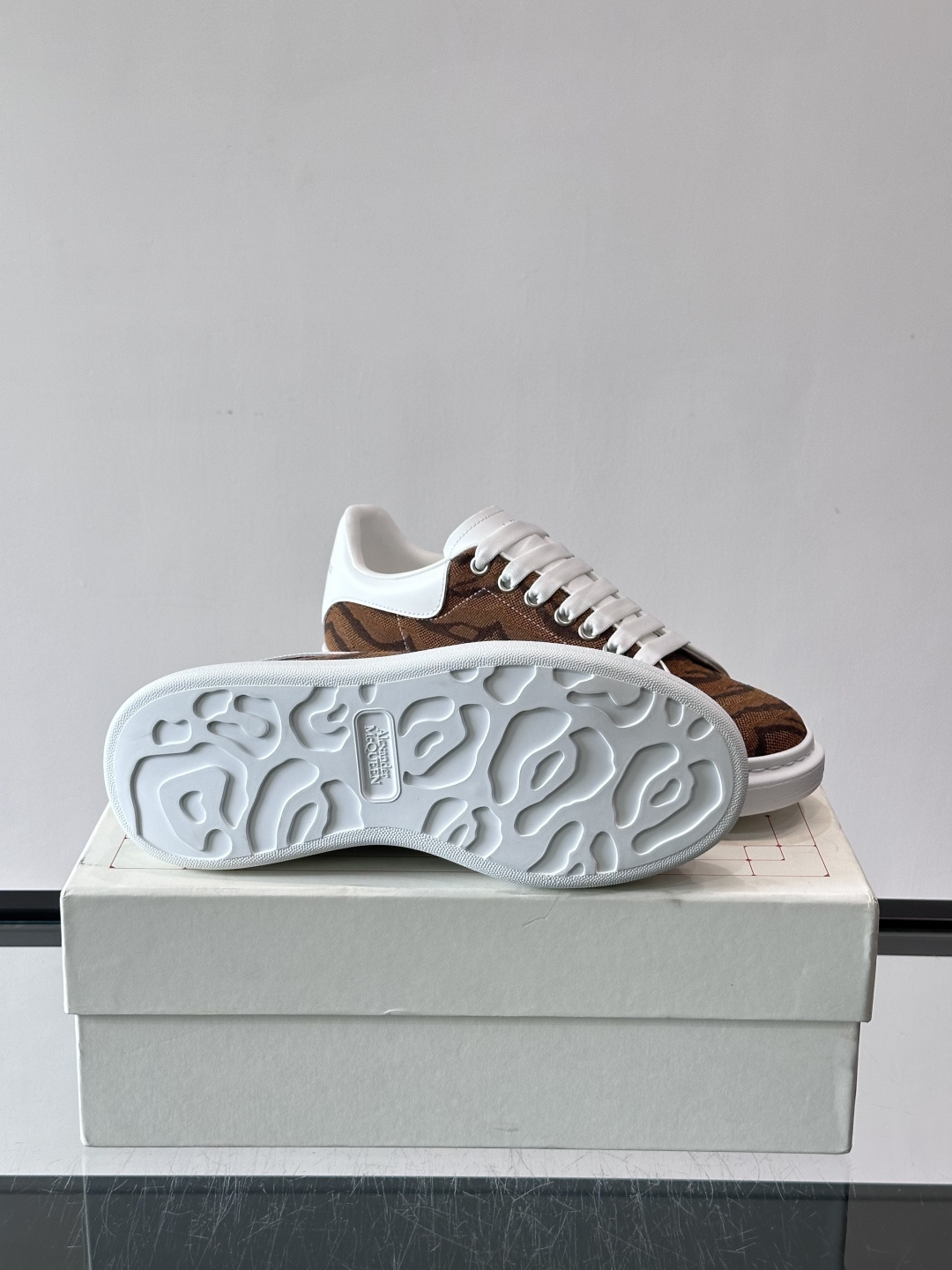 𝐀𝐥𝐞𝐱𝐚𝐧𝐝𝐞𝐫 𝐌𝐜𝐐𝐮𝐞𝐞𝐧# 麦昆当之无愧算是小白鞋里的经典之王 市面上做的人也确实不在少数，版