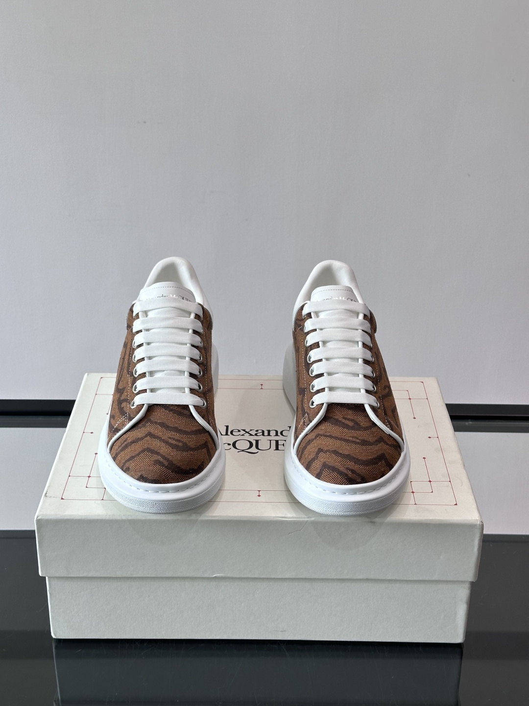 𝐀𝐥𝐞𝐱𝐚𝐧𝐝𝐞𝐫 𝐌𝐜𝐐𝐮𝐞𝐞𝐧# 麦昆当之无愧算是小白鞋里的经典之王 市面上做的人也确实不在少数，版