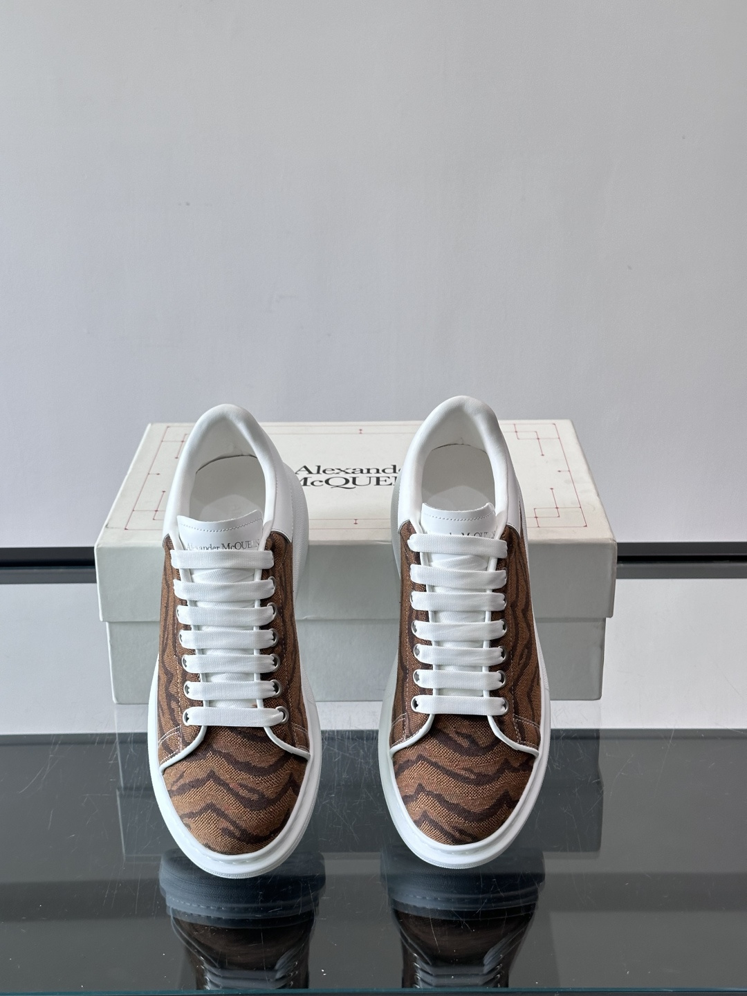 𝐀𝐥𝐞𝐱𝐚𝐧𝐝𝐞𝐫 𝐌𝐜𝐐𝐮𝐞𝐞𝐧# 麦昆当之无愧算是小白鞋里的经典之王 市面上做的人也确实不在少数，版