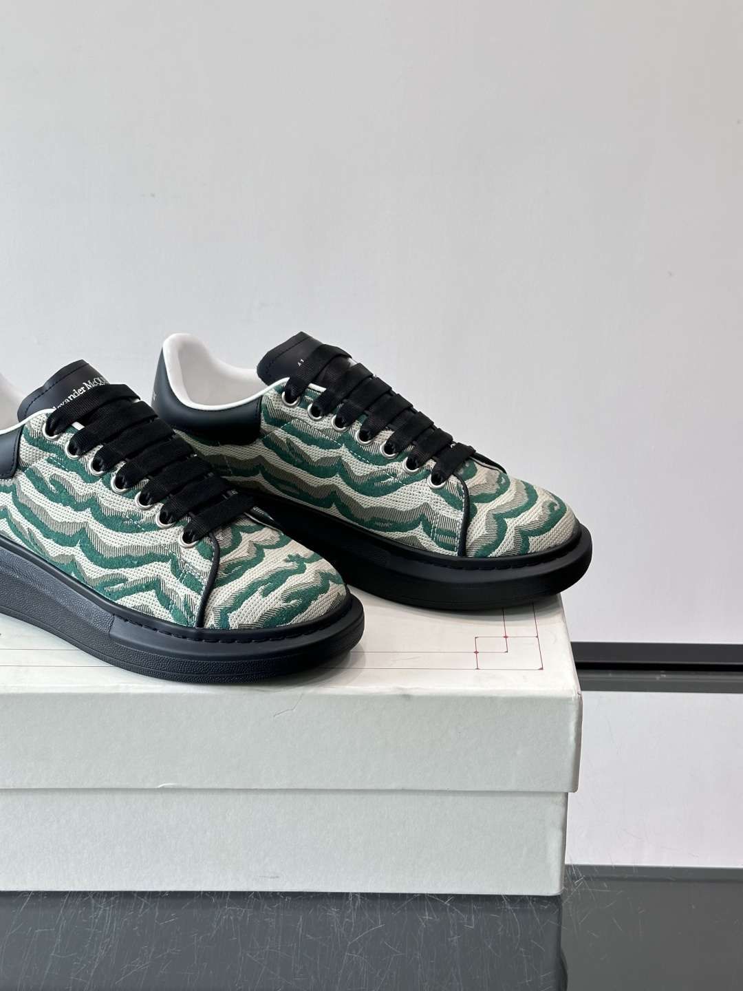 𝐀𝐥𝐞𝐱𝐚𝐧𝐝𝐞𝐫 𝐌𝐜𝐐𝐮𝐞𝐞𝐧# 麦昆当之无愧算是小白鞋里的经典之王 市面上做的人也确实不在少数，版