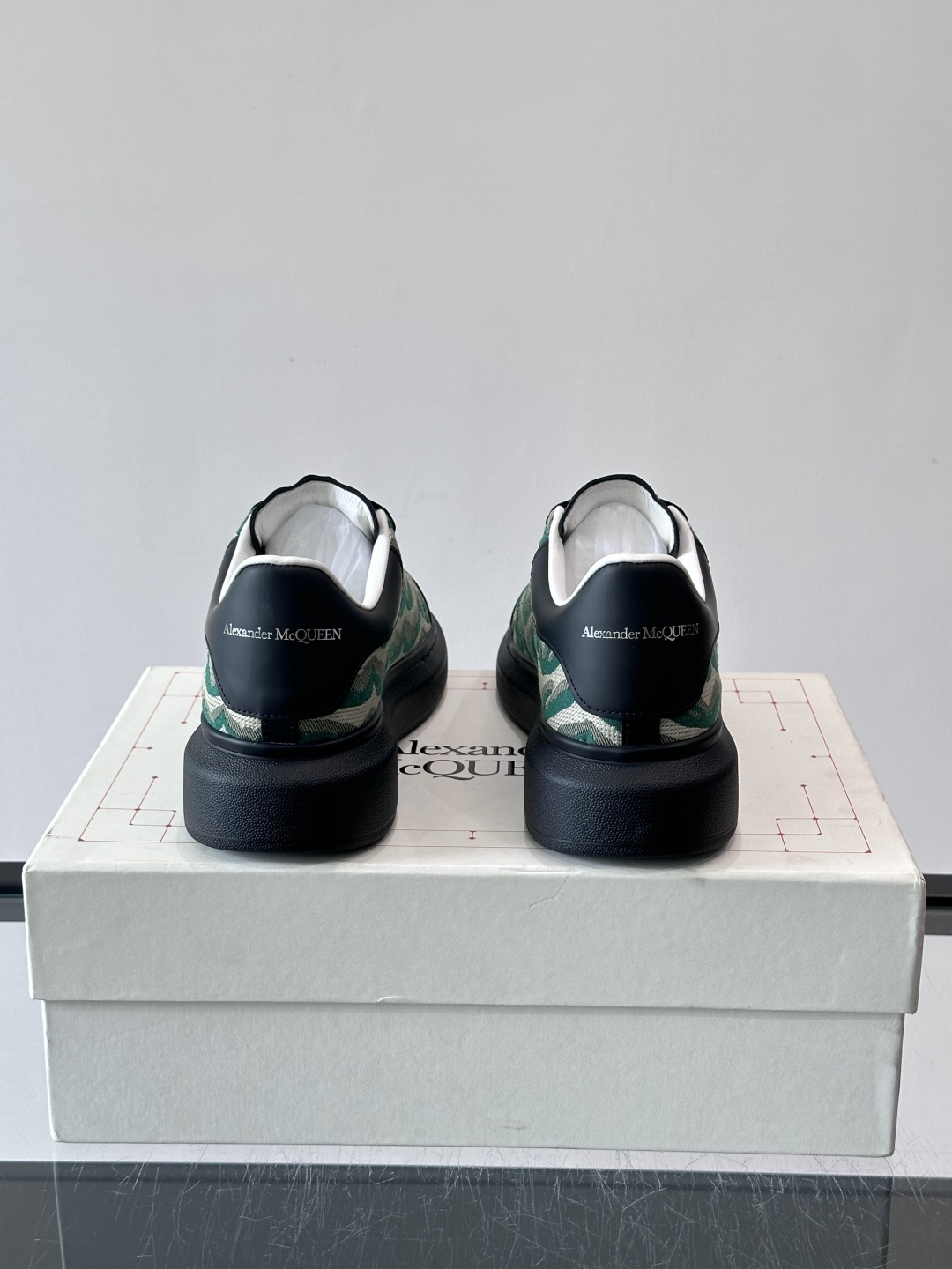 𝐀𝐥𝐞𝐱𝐚𝐧𝐝𝐞𝐫 𝐌𝐜𝐐𝐮𝐞𝐞𝐧# 麦昆当之无愧算是小白鞋里的经典之王 市面上做的人也确实不在少数，版