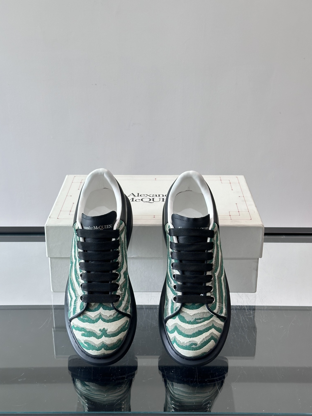 𝐀𝐥𝐞𝐱𝐚𝐧𝐝𝐞𝐫 𝐌𝐜𝐐𝐮𝐞𝐞𝐧# 麦昆当之无愧算是小白鞋里的经典之王 市面上做的人也确实不在少数，版