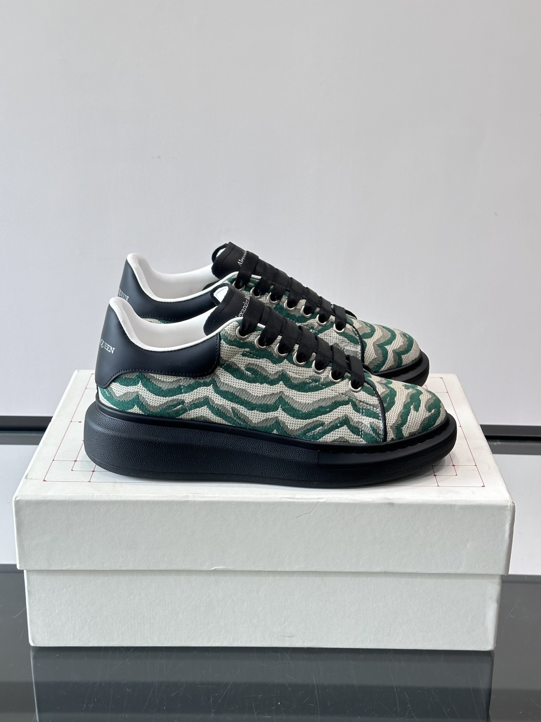 𝐀𝐥𝐞𝐱𝐚𝐧𝐝𝐞𝐫 𝐌𝐜𝐐𝐮𝐞𝐞𝐧# 麦昆当之无愧算是小白鞋里的经典之王 市面上做的人也确实不在少数，版