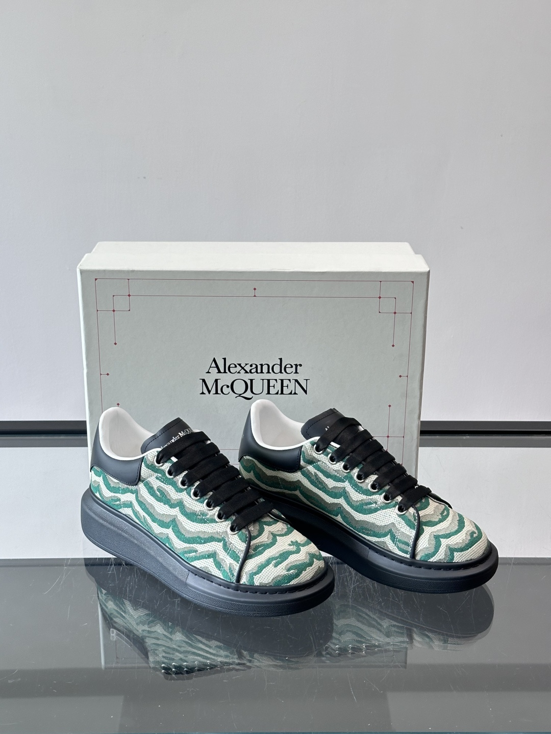 𝐀𝐥𝐞𝐱𝐚𝐧𝐝𝐞𝐫 𝐌𝐜𝐐𝐮𝐞𝐞𝐧# 麦昆当之无愧算是小白鞋里的经典之王 市面上做的人也确实不在少数，版