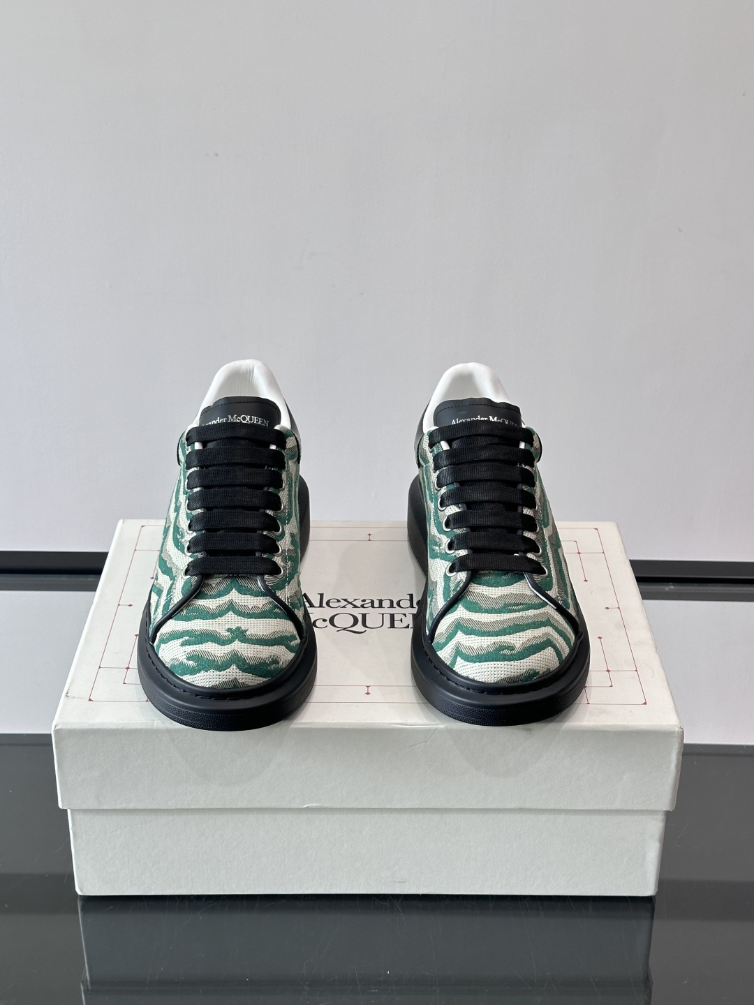 𝐀𝐥𝐞𝐱𝐚𝐧𝐝𝐞𝐫 𝐌𝐜𝐐𝐮𝐞𝐞𝐧# 麦昆当之无愧算是小白鞋里的经典之王 市面上做的人也确实不在少数，版