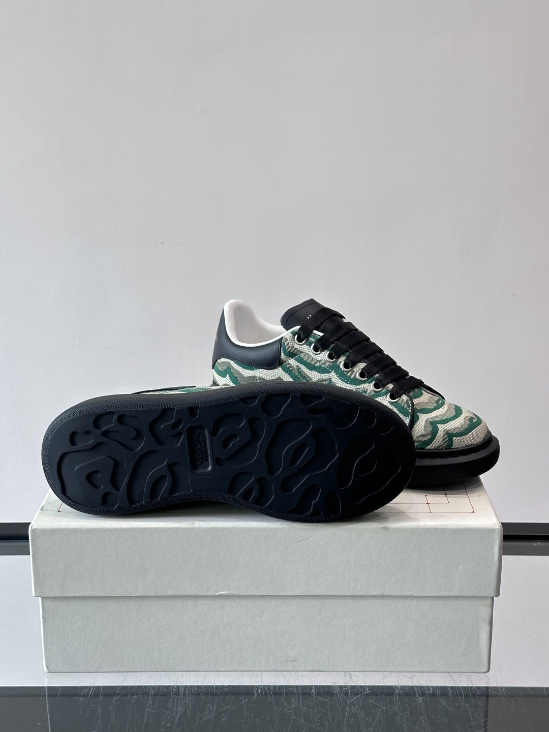 𝐀𝐥𝐞𝐱𝐚𝐧𝐝𝐞𝐫 𝐌𝐜𝐐𝐮𝐞𝐞𝐧# 麦昆当之无愧算是小白鞋里的经典之王 市面上做的人也确实不在少数，版