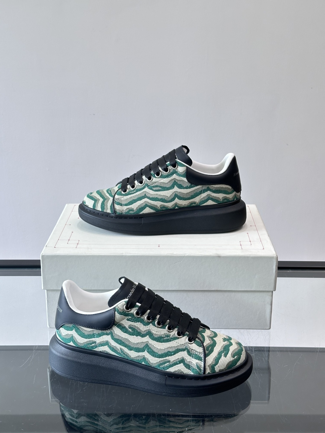 𝐀𝐥𝐞𝐱𝐚𝐧𝐝𝐞𝐫 𝐌𝐜𝐐𝐮𝐞𝐞𝐧# 麦昆当之无愧算是小白鞋里的经典之王 市面上做的人也确实不在少数，版