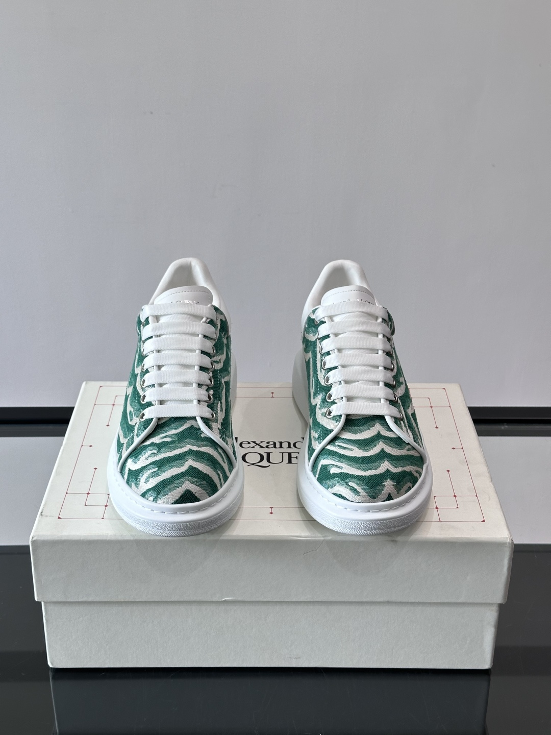 𝐀𝐥𝐞𝐱𝐚𝐧𝐝𝐞𝐫 𝐌𝐜𝐐𝐮𝐞𝐞𝐧# 麦昆当之无愧算是小白鞋里的经典之王 市面上做的人也确实不在少数，版