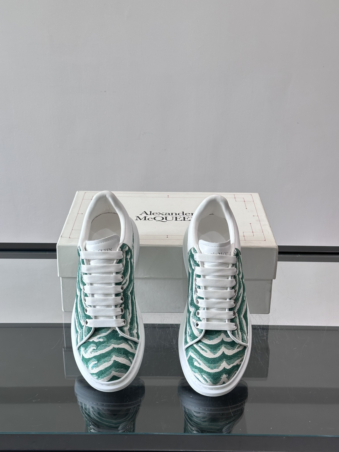 𝐀𝐥𝐞𝐱𝐚𝐧𝐝𝐞𝐫 𝐌𝐜𝐐𝐮𝐞𝐞𝐧# 麦昆当之无愧算是小白鞋里的经典之王 市面上做的人也确实不在少数，版