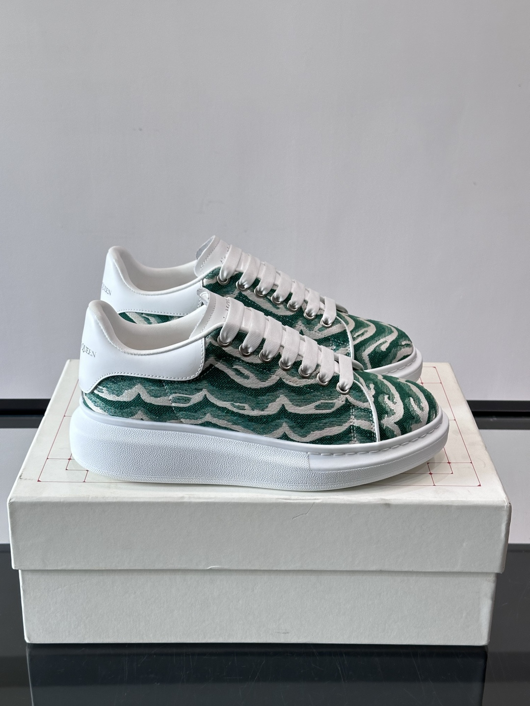 𝐀𝐥𝐞𝐱𝐚𝐧𝐝𝐞𝐫 𝐌𝐜𝐐𝐮𝐞𝐞𝐧# 麦昆当之无愧算是小白鞋里的经典之王 市面上做的人也确实不在少数，版