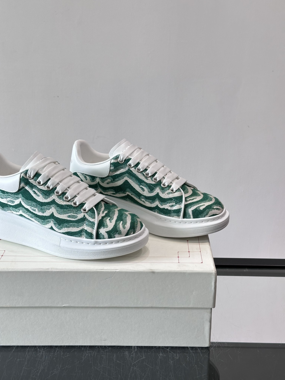 𝐀𝐥𝐞𝐱𝐚𝐧𝐝𝐞𝐫 𝐌𝐜𝐐𝐮𝐞𝐞𝐧# 麦昆当之无愧算是小白鞋里的经典之王 市面上做的人也确实不在少数，版