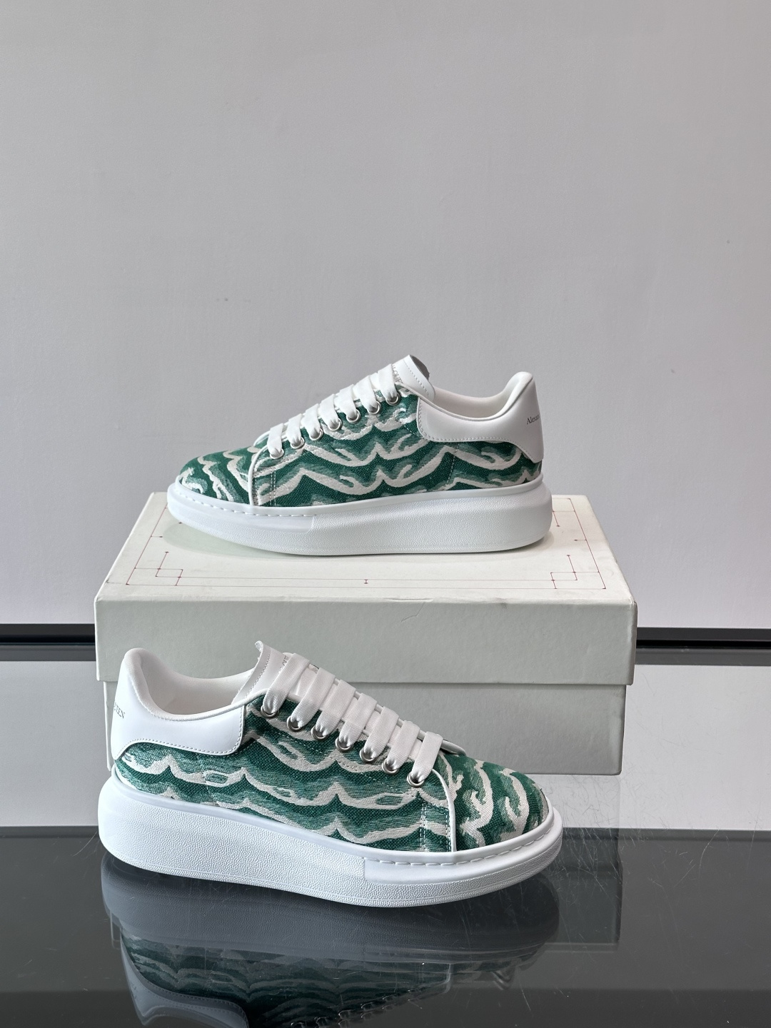 𝐀𝐥𝐞𝐱𝐚𝐧𝐝𝐞𝐫 𝐌𝐜𝐐𝐮𝐞𝐞𝐧# 麦昆当之无愧算是小白鞋里的经典之王 市面上做的人也确实不在少数，版