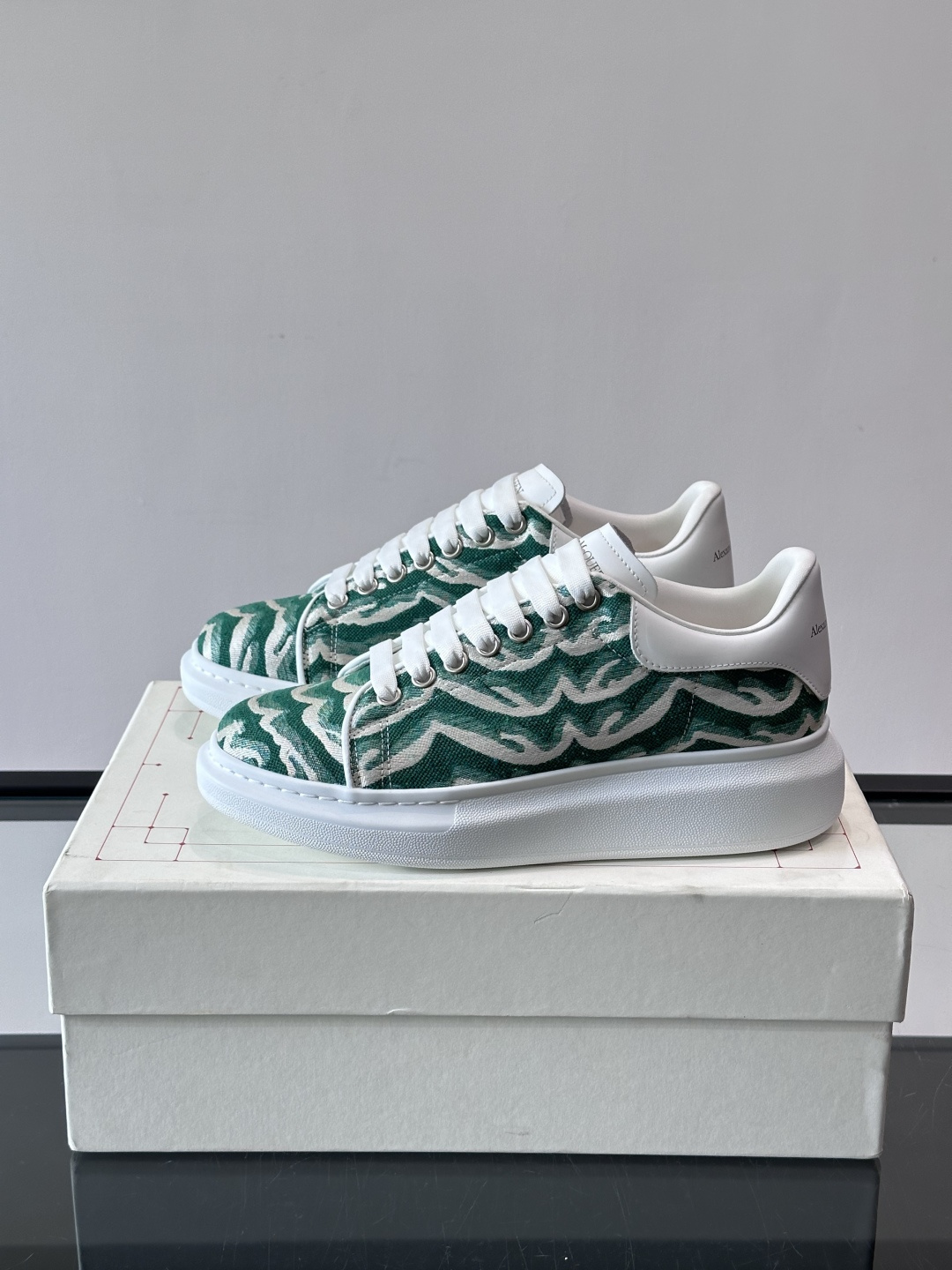 𝐀𝐥𝐞𝐱𝐚𝐧𝐝𝐞𝐫 𝐌𝐜𝐐𝐮𝐞𝐞𝐧# 麦昆当之无愧算是小白鞋里的经典之王 市面上做的人也确实不在少数，版