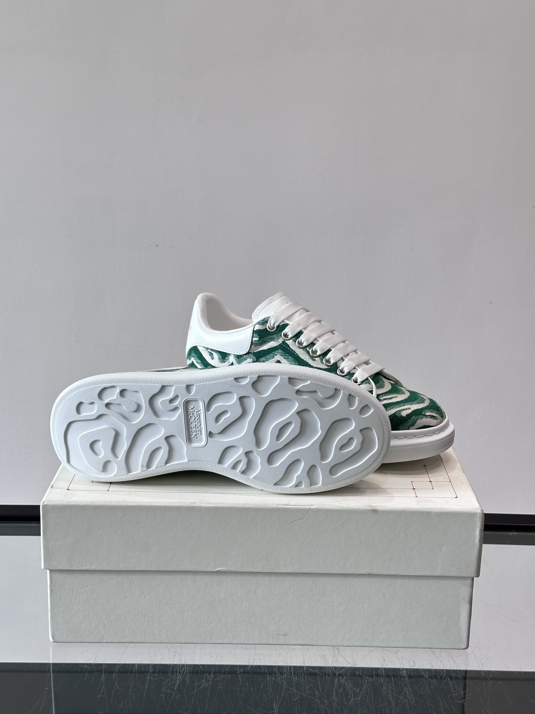 𝐀𝐥𝐞𝐱𝐚𝐧𝐝𝐞𝐫 𝐌𝐜𝐐𝐮𝐞𝐞𝐧# 麦昆当之无愧算是小白鞋里的经典之王 市面上做的人也确实不在少数，版