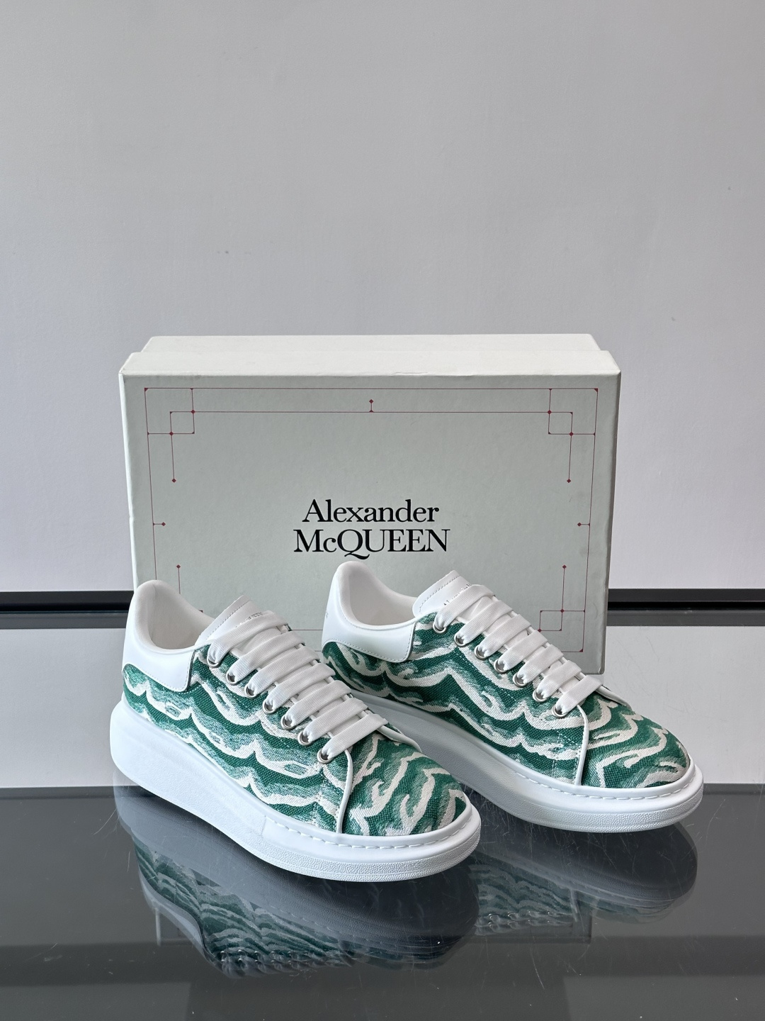 𝐀𝐥𝐞𝐱𝐚𝐧𝐝𝐞𝐫 𝐌𝐜𝐐𝐮𝐞𝐞𝐧# 麦昆当之无愧算是小白鞋里的经典之王 市面上做的人也确实不在少数，版