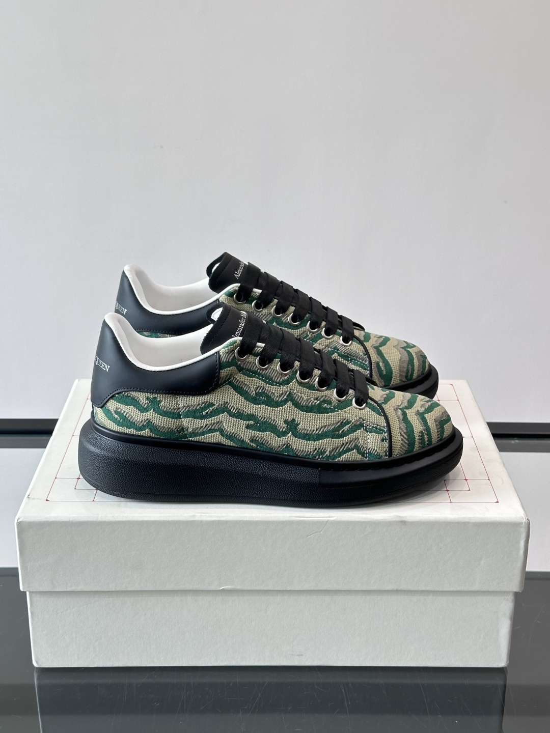 𝐀𝐥𝐞𝐱𝐚𝐧𝐝𝐞𝐫 𝐌𝐜𝐐𝐮𝐞𝐞𝐧# 麦昆当之无愧算是小白鞋里的经典之王 市面上做的人也确实不在少数，版