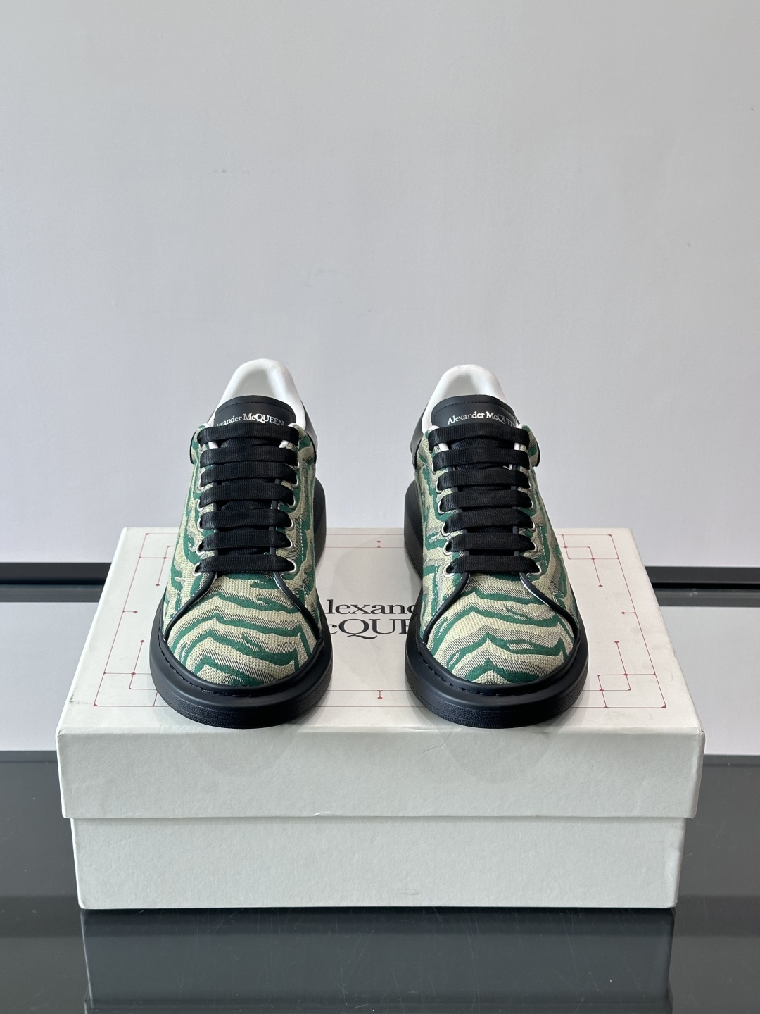 𝐀𝐥𝐞𝐱𝐚𝐧𝐝𝐞𝐫 𝐌𝐜𝐐𝐮𝐞𝐞𝐧# 麦昆当之无愧算是小白鞋里的经典之王 市面上做的人也确实不在少数，版