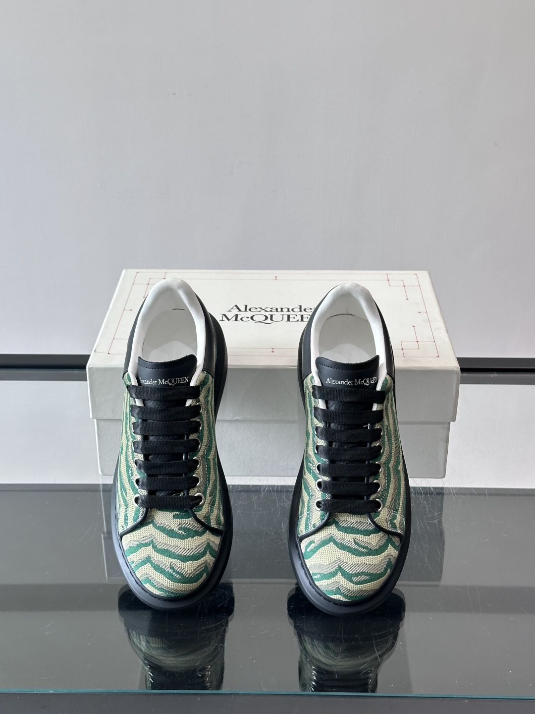 𝐀𝐥𝐞𝐱𝐚𝐧𝐝𝐞𝐫 𝐌𝐜𝐐𝐮𝐞𝐞𝐧# 麦昆当之无愧算是小白鞋里的经典之王 市面上做的人也确实不在少数，版