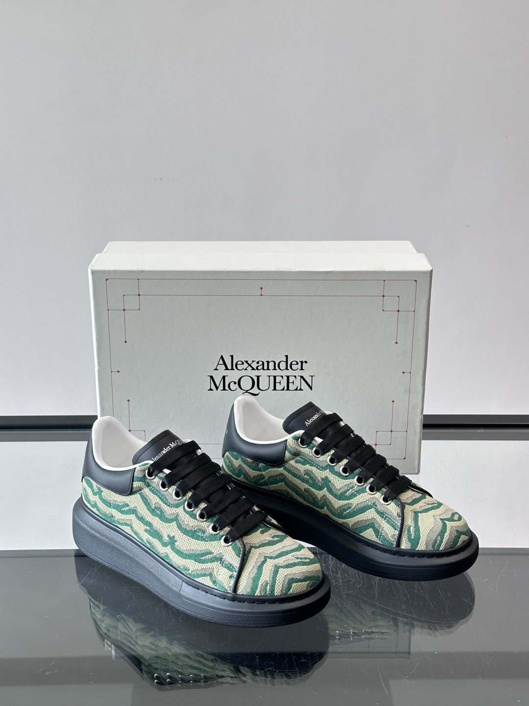 𝐀𝐥𝐞𝐱𝐚𝐧𝐝𝐞𝐫 𝐌𝐜𝐐𝐮𝐞𝐞𝐧# 麦昆当之无愧算是小白鞋里的经典之王 市面上做的人也确实不在少数，版