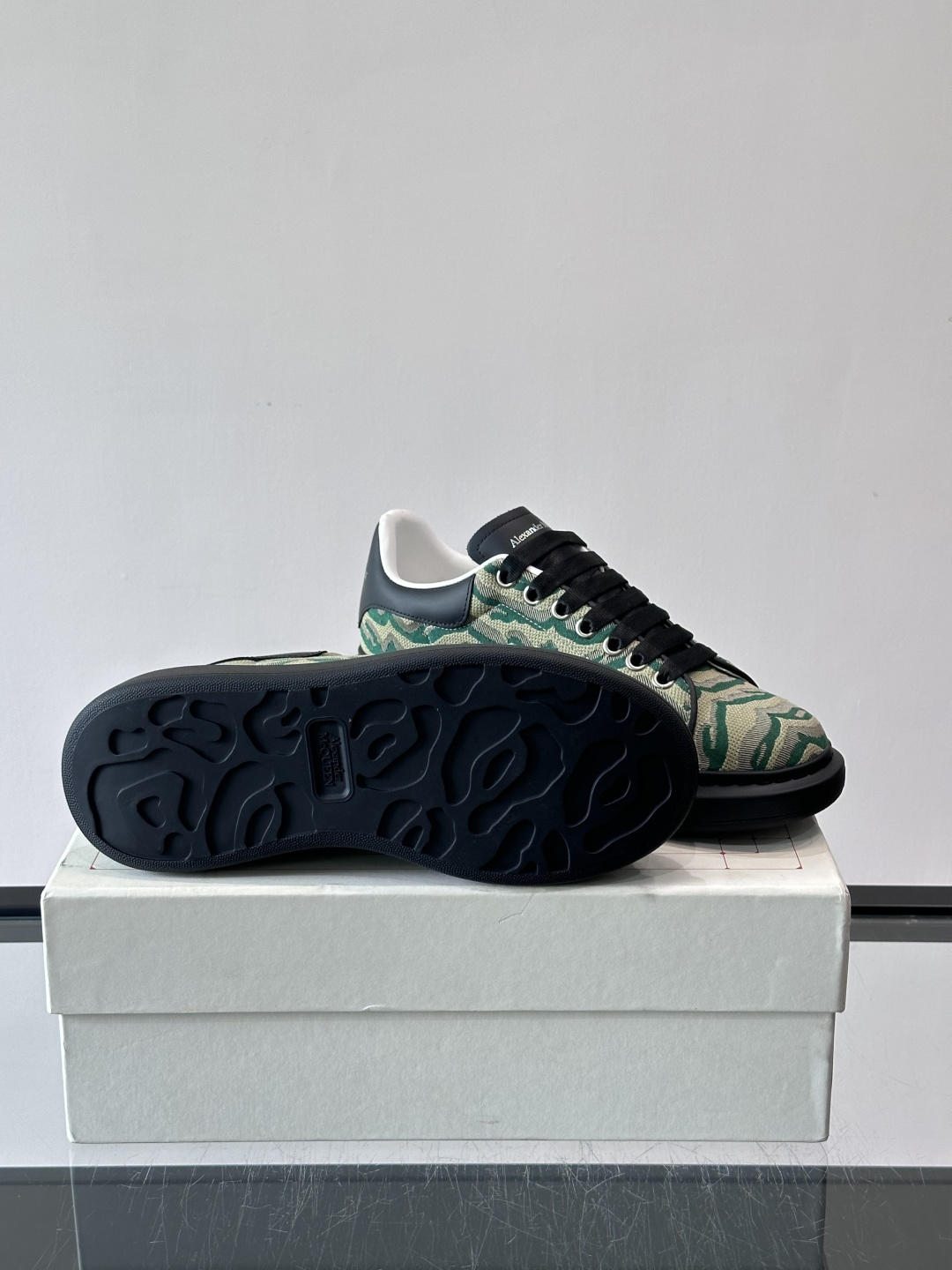 𝐀𝐥𝐞𝐱𝐚𝐧𝐝𝐞𝐫 𝐌𝐜𝐐𝐮𝐞𝐞𝐧# 麦昆当之无愧算是小白鞋里的经典之王 市面上做的人也确实不在少数，版