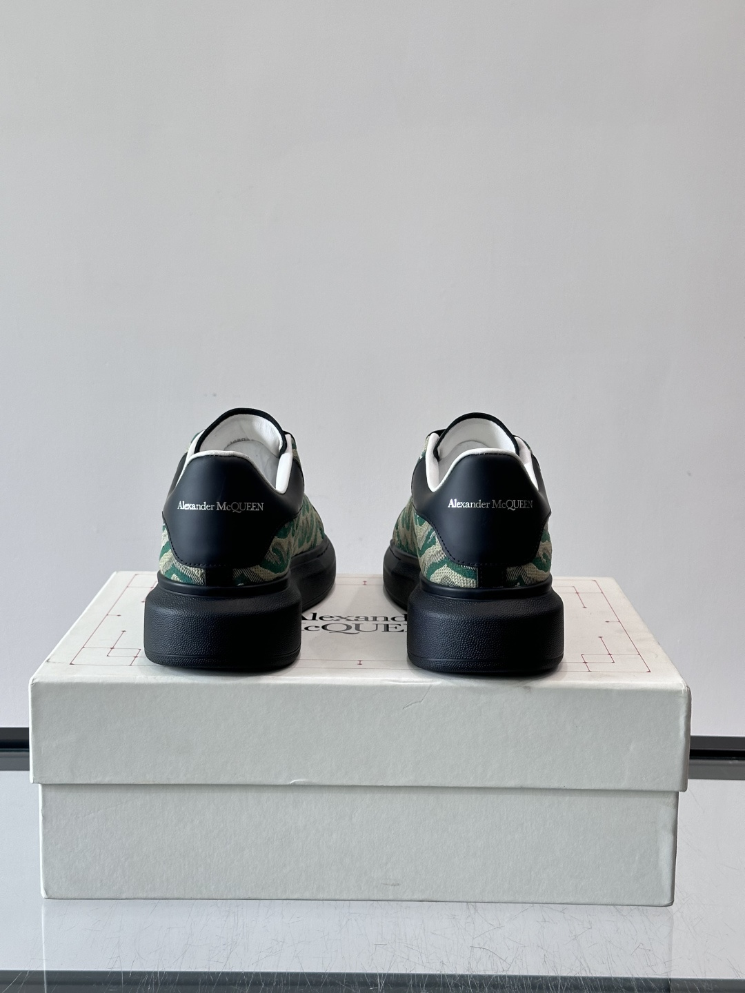 𝐀𝐥𝐞𝐱𝐚𝐧𝐝𝐞𝐫 𝐌𝐜𝐐𝐮𝐞𝐞𝐧# 麦昆当之无愧算是小白鞋里的经典之王 市面上做的人也确实不在少数，版