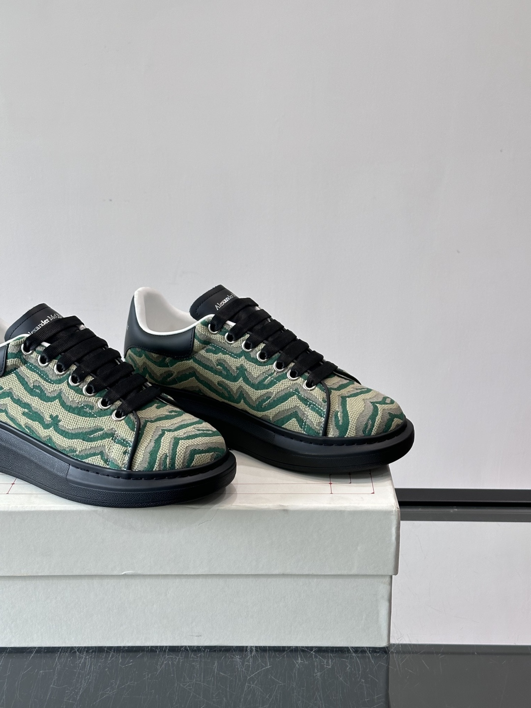 𝐀𝐥𝐞𝐱𝐚𝐧𝐝𝐞𝐫 𝐌𝐜𝐐𝐮𝐞𝐞𝐧# 麦昆当之无愧算是小白鞋里的经典之王 市面上做的人也确实不在少数，版